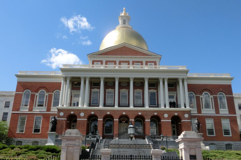 Massachusetts State House (Image by Jens Junge at Pixabay)